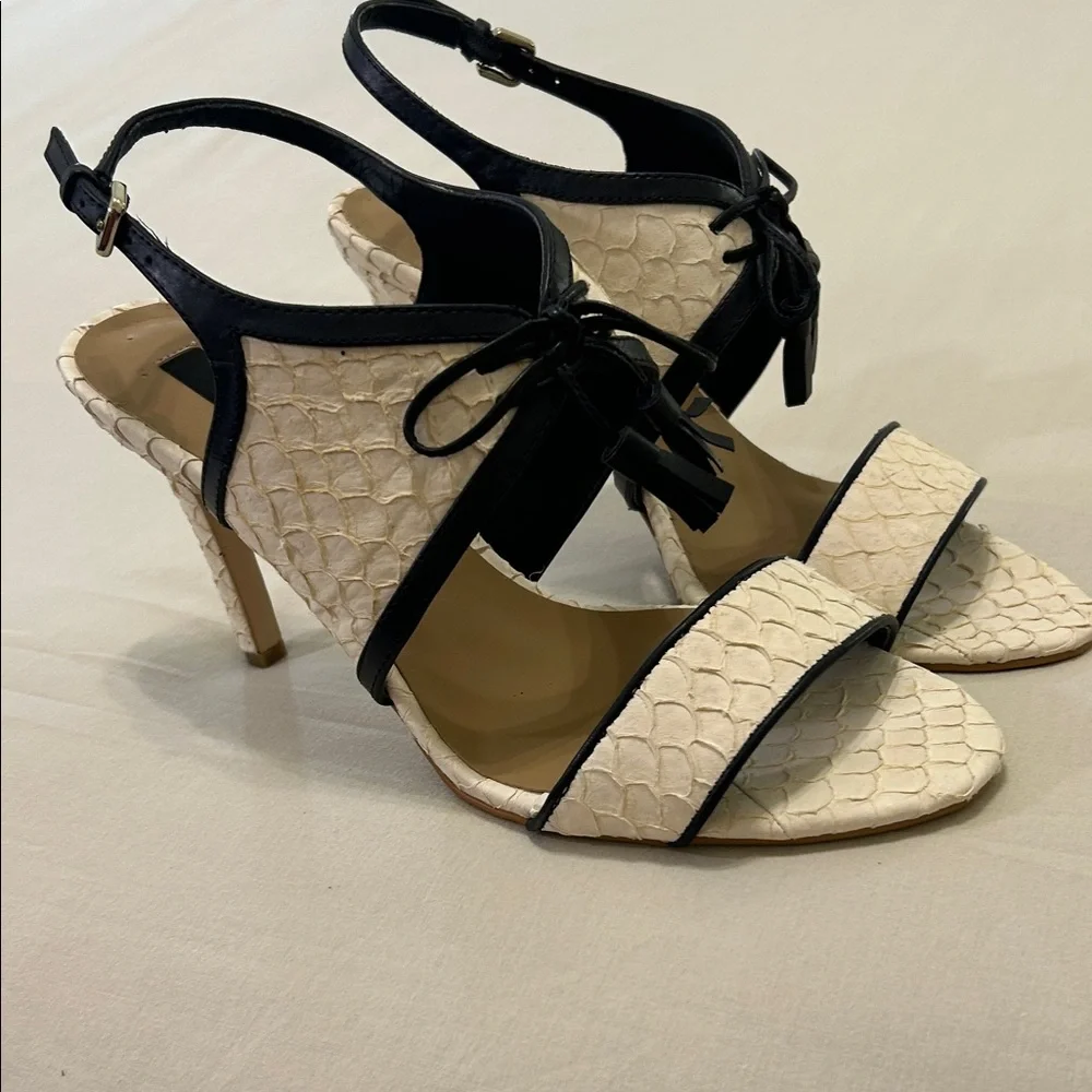 Ann Taylor Shoes Winter White Gwen Lace Up Exotic Heel Sz 9 Black Bow & Tassel - Picture 1 of 10